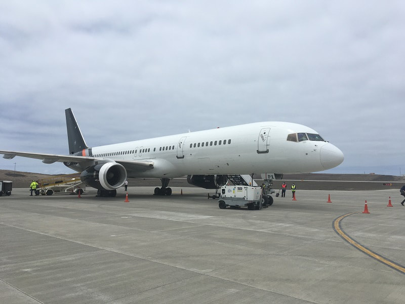 Charterflugzeug von Titan Airways auf dem Flughafen von St. Helena