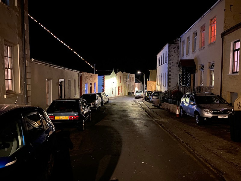 Napoleon Street in Jamestown auf St. Helena bei Nacht