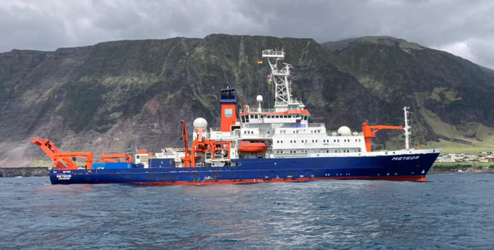 Die METEOR vor Tristan da Cunha