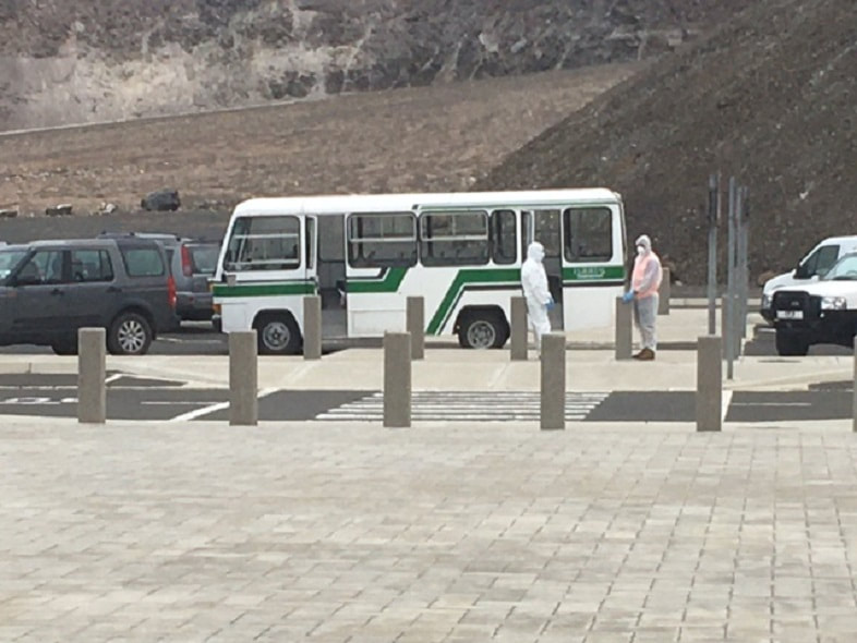Minibus für den Transport der Quarantäne-Klientel vor dem Flughafen von St. Helena