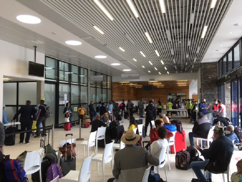 Flughafenhalle von St. Helena Flughafen nach einer Ankunft eines Charterfluges von London während der COVID-19 Pandemie