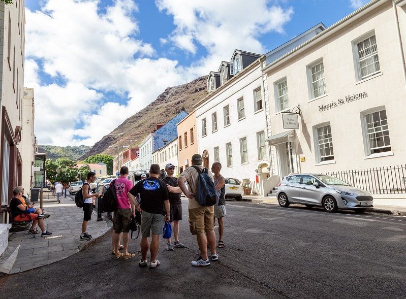 Touristen im Zentrum von Jamestown auf St. Helena