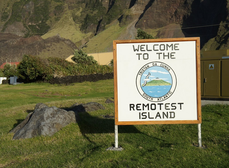 Willkommenschild auf Tristan da Cunha von Eva Fuchs