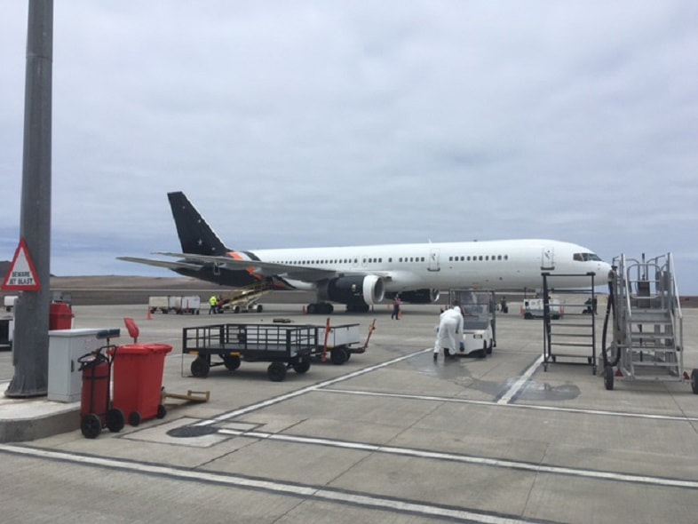 Titan Boeing 757 auf dem Rollfeld des Flughafens von St. Helena