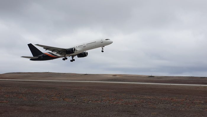 Charterflugzeug von England landet auf St. Helena